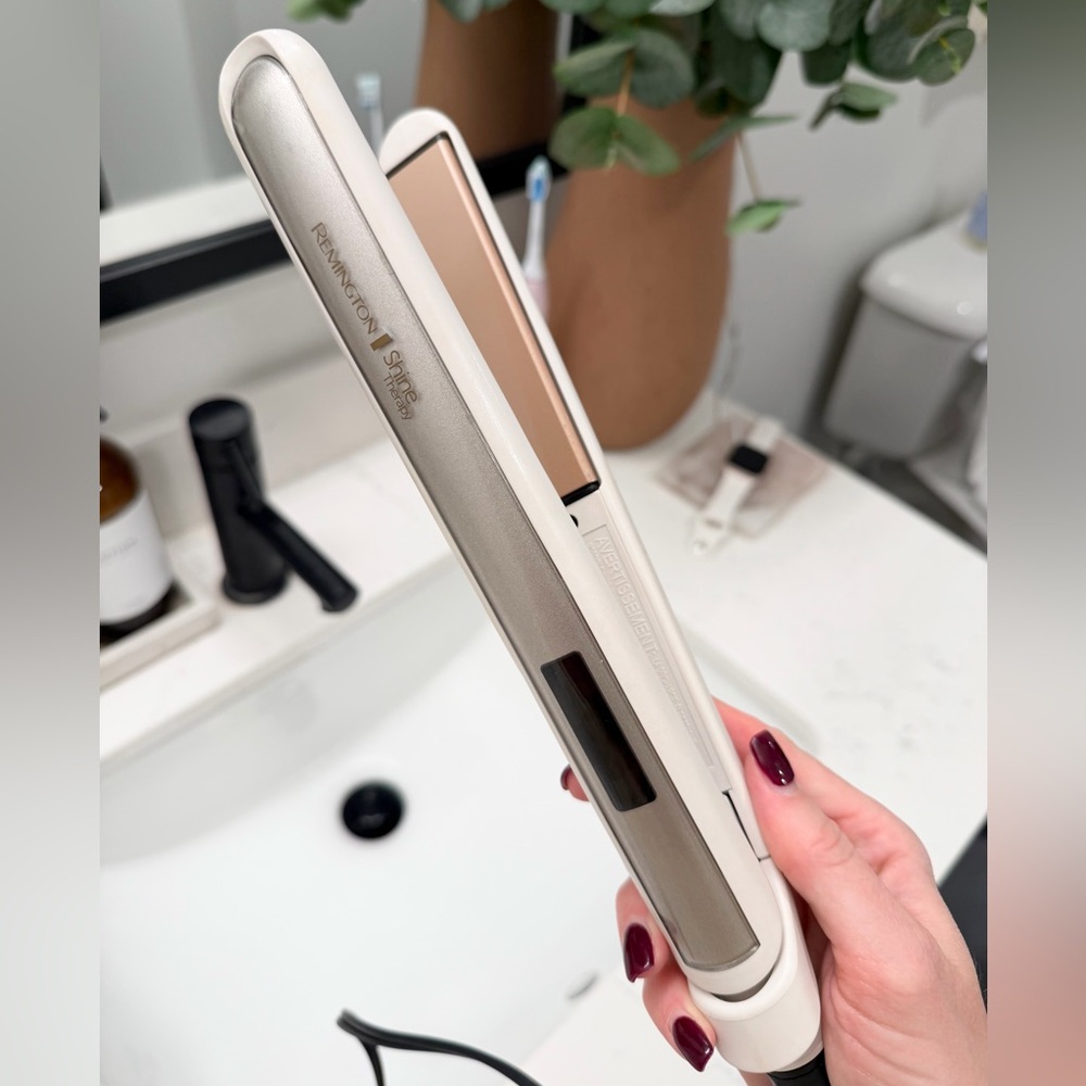 Remington Shine Therapy 1 Inch Flat Iron in Champagne